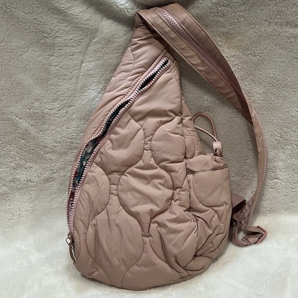 Vera Bradley Sling Backpack Bag Rose Quartz Women's Featherweight Quilted NWOT - Picture 3 of 7
